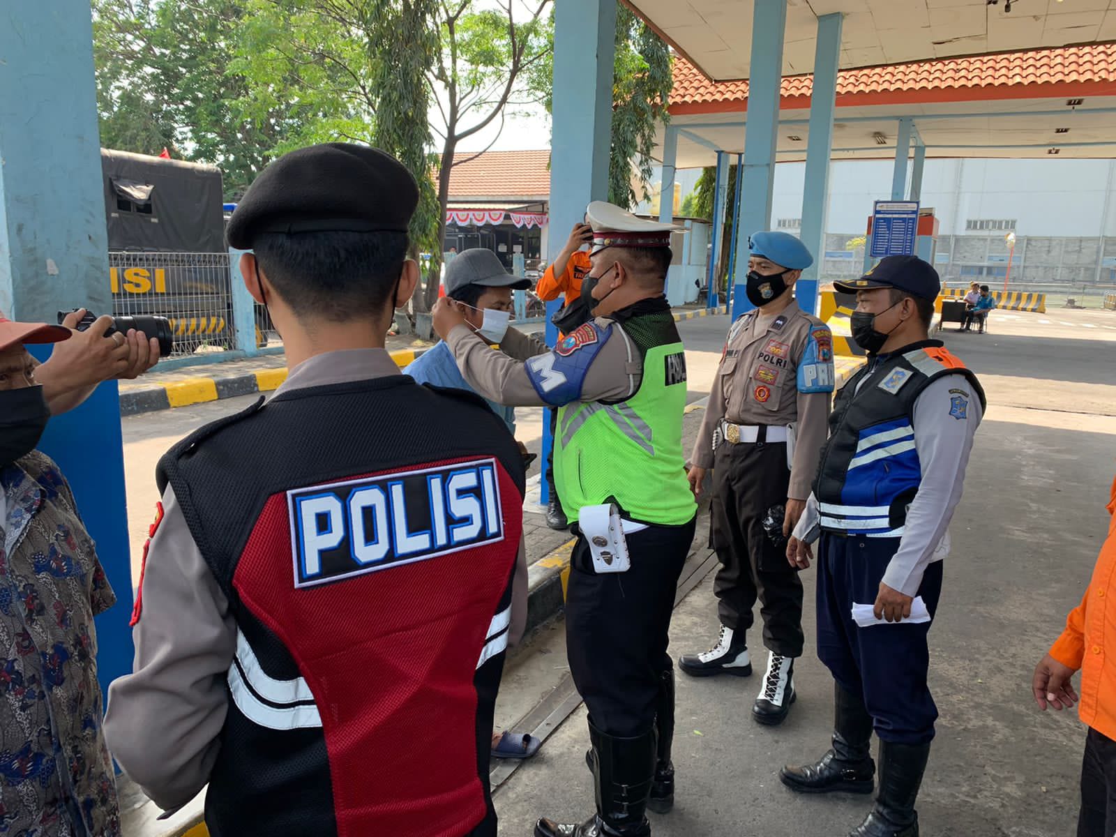 Polres Pelabhan Tanjung Perak Laksanakan Operasi Yustisi Penegakan Protokol Kesehatan, Bagikan Masker Kepada Pengguna Jalan
