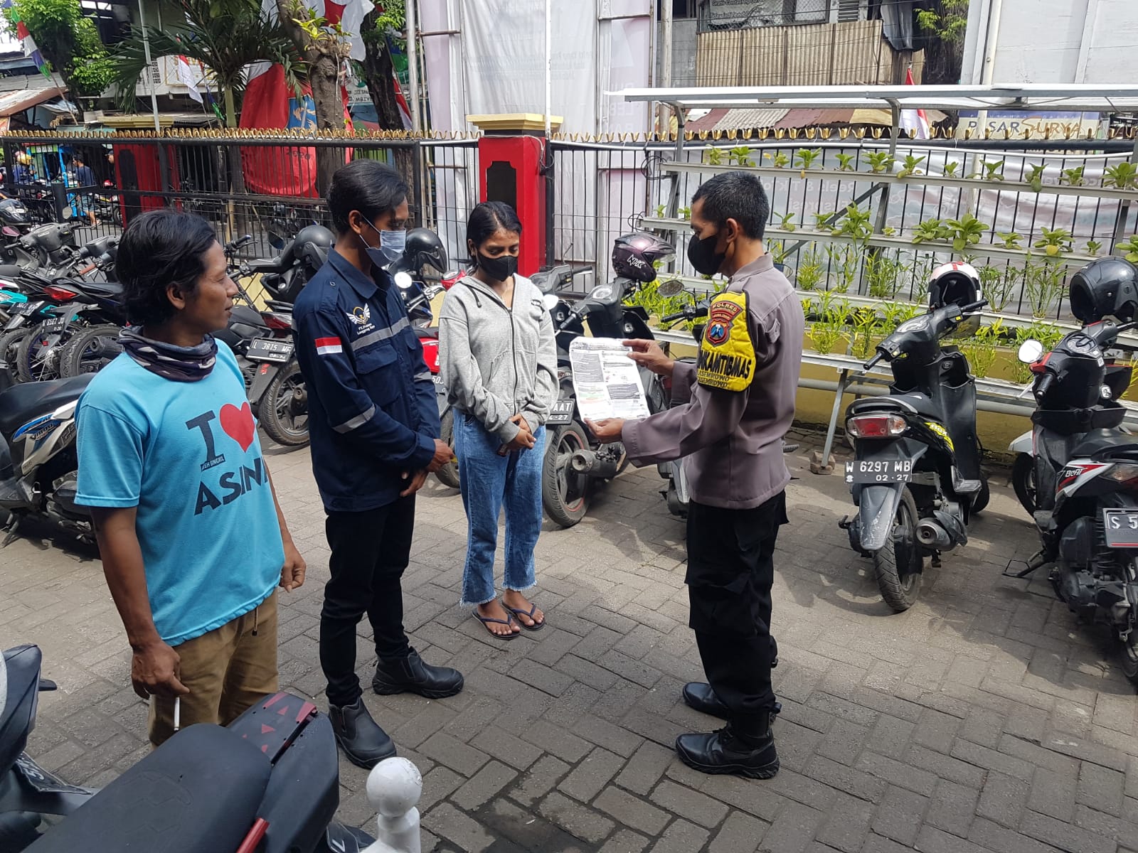 Polsek Asemrowo Rutin Berikan Sosialisasi PMK Kepada Masyarakat