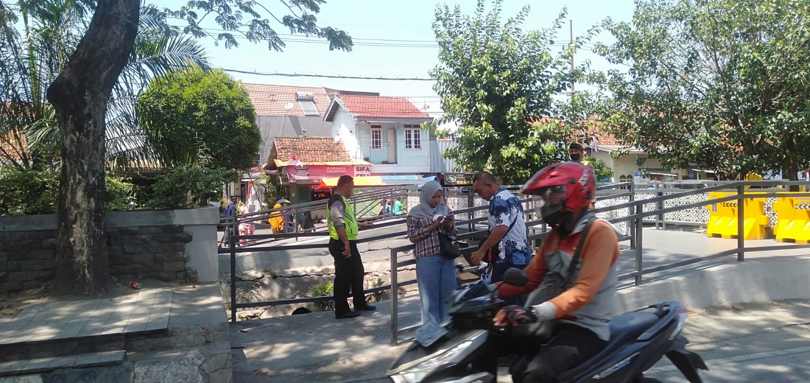 Polsek Semampir Lakukan Patroli Kewilayahan di Depan PMK Religi Ampel, Antisipasi Adanya 3C