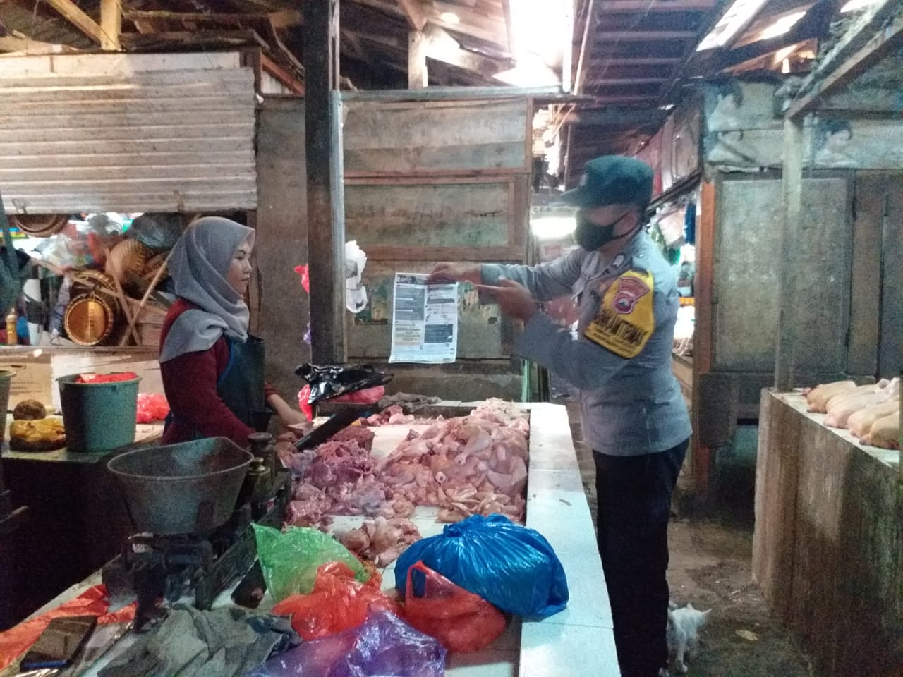 Personil Bhabinkamtibmas Tambak Sarioso Berikan Penyuluhan Rutin Mengenai PMK Kepada Pedagang di Pasar
