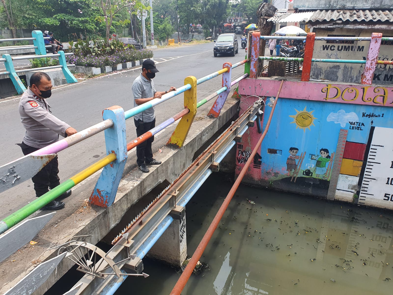 Personil Piket Pawas Polsek Kenjeran Cek Debit Air Sungai Kejawan, Terpantau Dalam Kondisi Normal