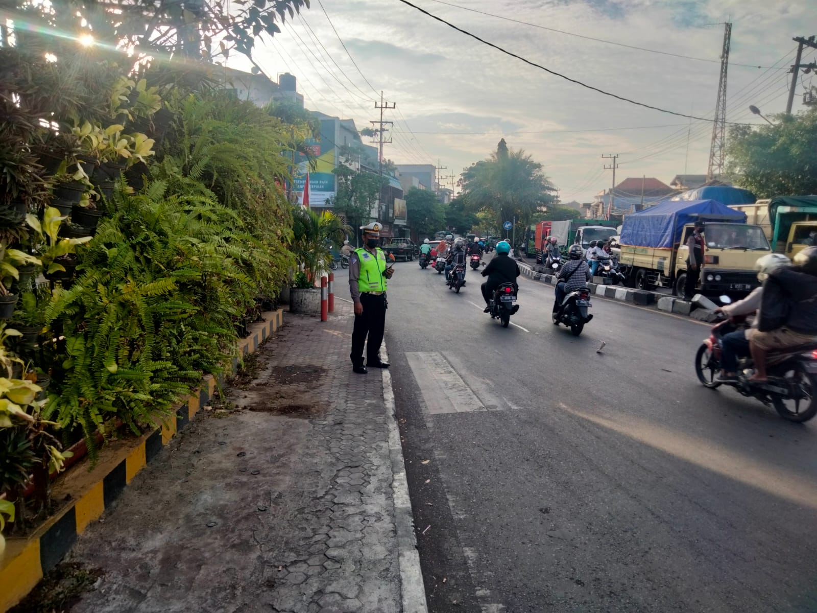 Polsek Semampir Pantau Arus Lalu Lintas Sore di Karang Tembok, Antisipasi Kemacetan dan Bantu Warga Menyebrang Jalan
