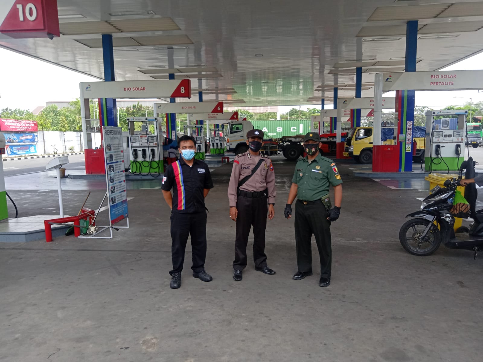 Polsek Asemrowo Bersama Babinsa Tandes Laksanakan Patroli SPBU di Jalan Margomulyo