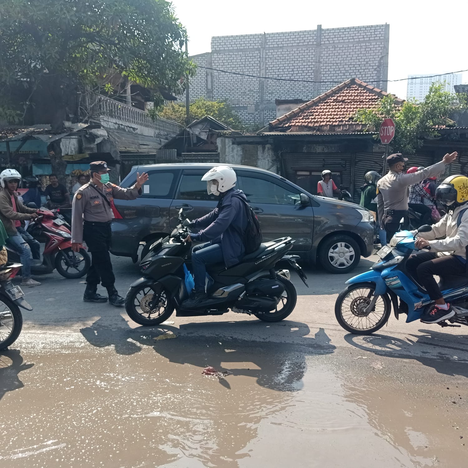 Polsek Asemrowo Lakukan Pengaturan Lalu Lintas di Jalan Tambak Mayor, Cegah Kemacetan Karena Adanya Perbaikan Gorong-Gorong