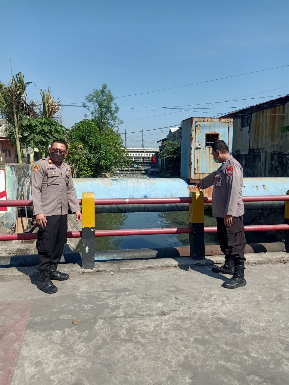 Polsek Krembangan Lakukan Pengecekan Debit Air, Waspada Adanya Potensi Banjir