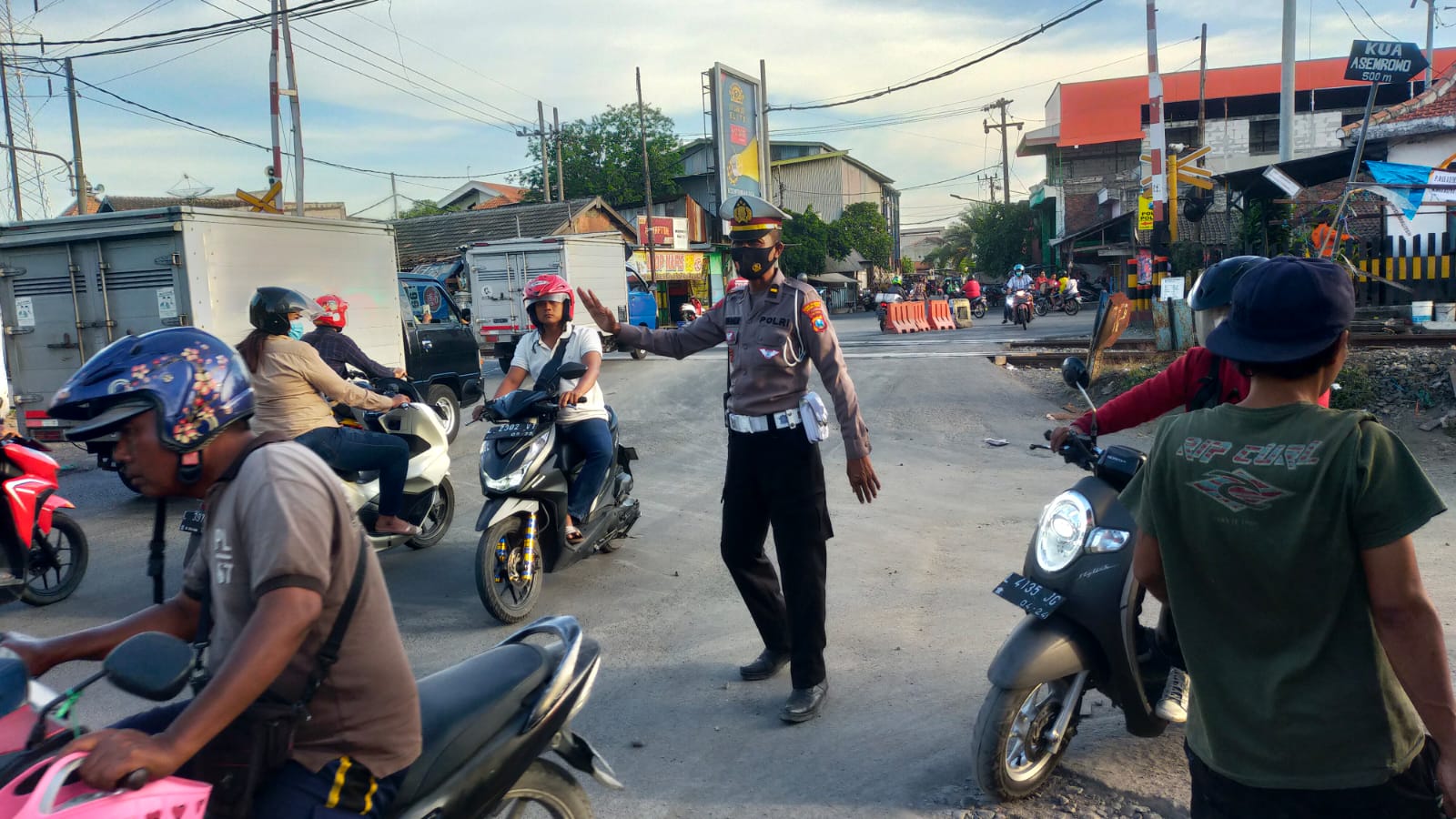 Polsek Asemrowo Pantau Arus Lalu Lintas Sore di Tambak  Mayor, Bantu Arus Kepulangan Pekerja