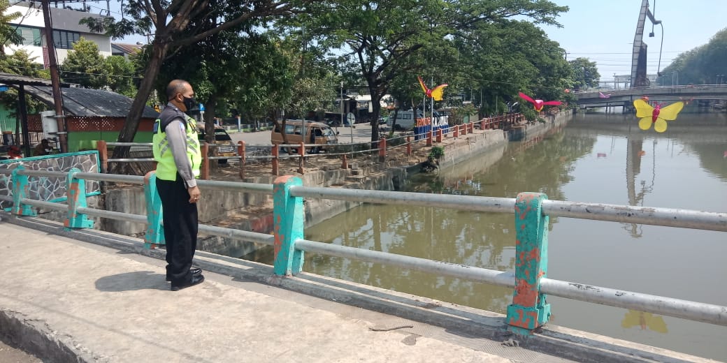 Polsek Pabean Cantikan Lakukan Patroli di Sungai Kalimas, Cek Apakah Ada Potensi Banjir