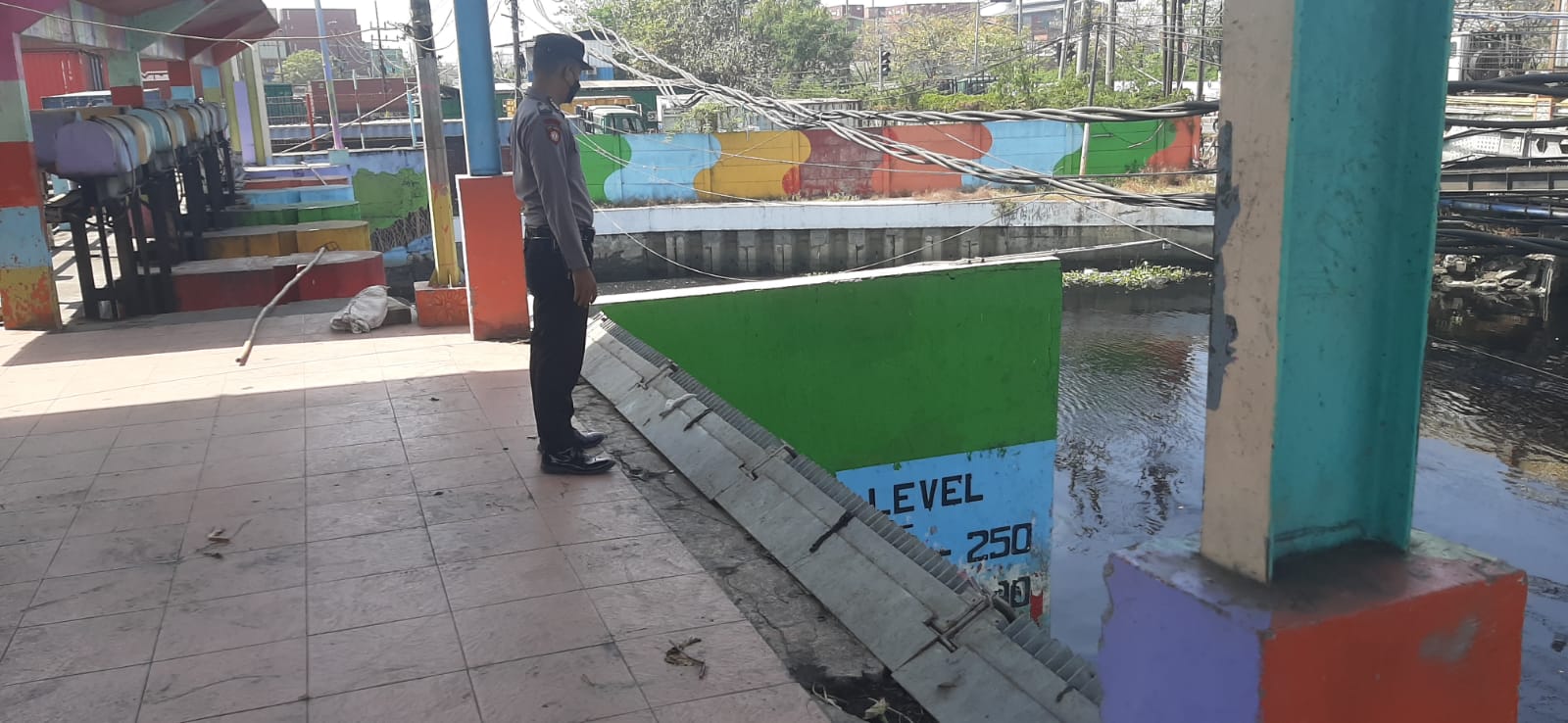 Polsek Asemrowo Cek Debit Pintu Air Balong, Terpantau Ketinggian Dalam Batas Normal