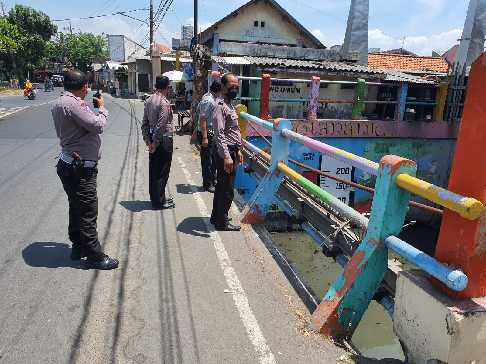 Polsek Kenjeran Lakukan Pemantauan Ketinggian Debit Air Sungai, Situasi Terpantau Aman Terkendali