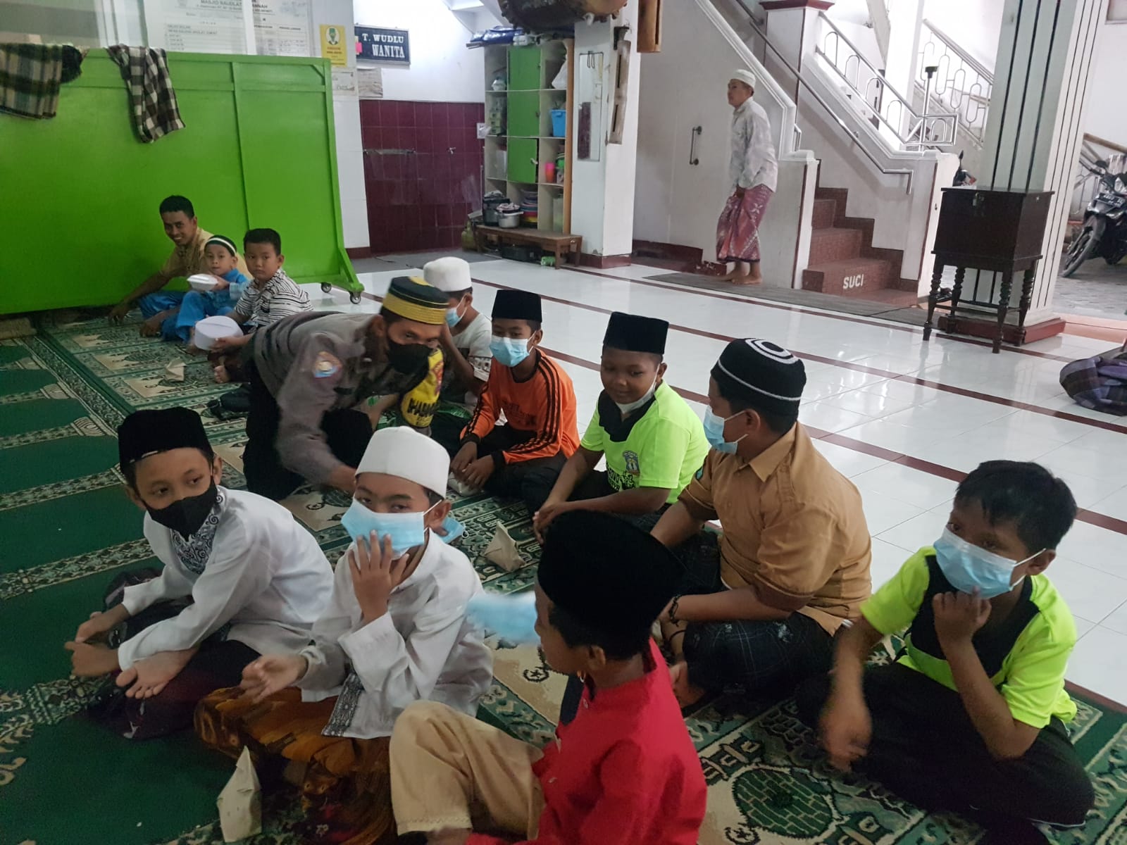 Polsek Asemrowo Lakukan Sholat Jumat Berjamaah di Masjid, Sekaligus Bagikan Masker Gratis