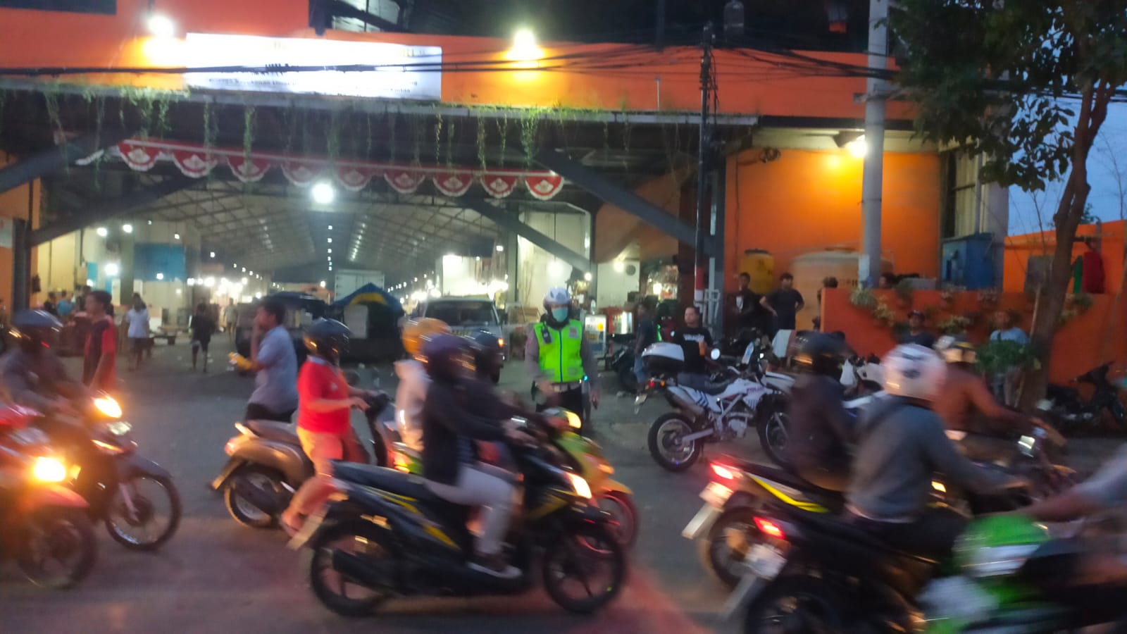 Polsek Asemrowo Laksanakan Pengaturan Lalin Urai Kepadatan Kendaraan di Depan Pasar Buah Tanjung Sari