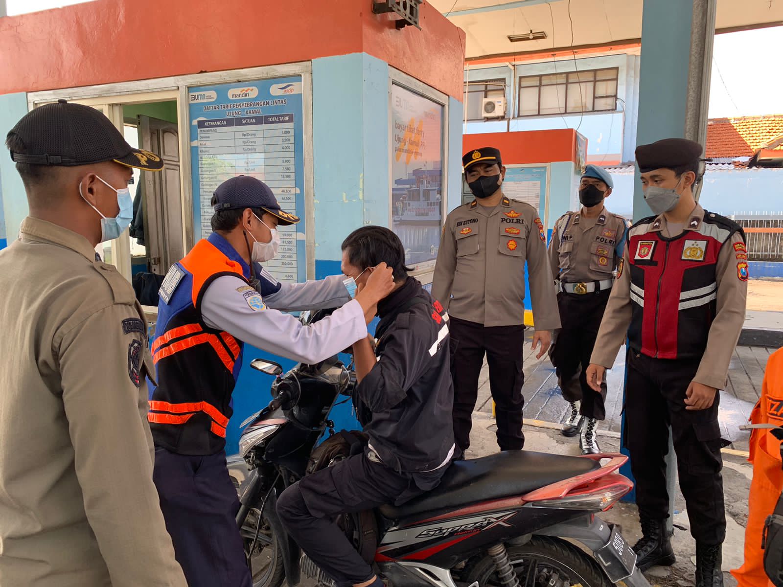 Polres Pelabuhan Tanjung Perak Gelar Operasi Patuh Masker Sekaligus Bagikan Masker Gratis Kepada Pengendara