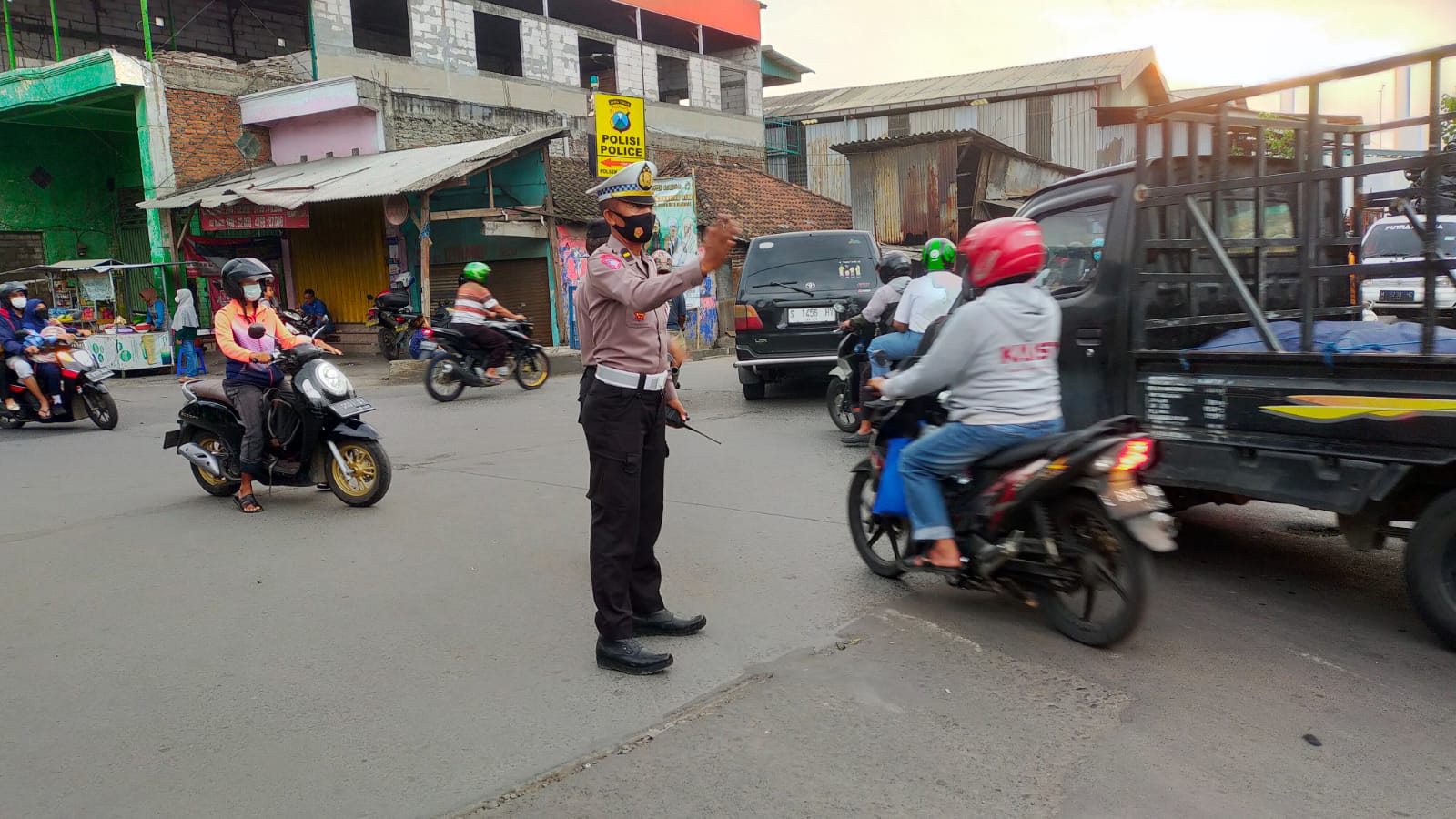 Polsek Asemrowo Lakukan Pengaturan Lalu Lintas di Tambak Mayor, Antisipasi Adanya Kemacetan
