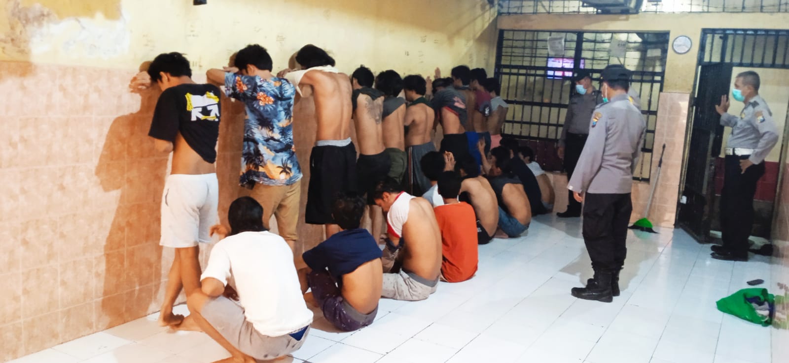 Polsek Krembangan Cek Kondisi Tahanan, Antisipasi Adanya Penyelundupan Barang Terlarang