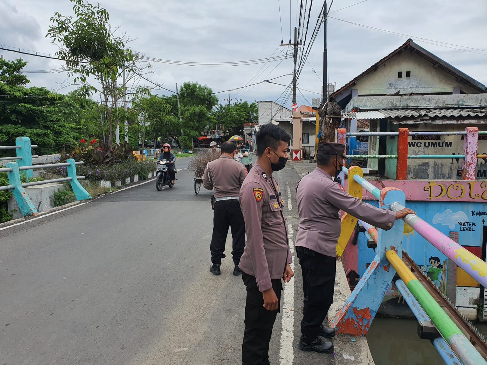 Polsek Kenjeran Laksanakan Giat Patroli Ketinggian Debit Air Sungai Waspada Adanya Potensi Banjir