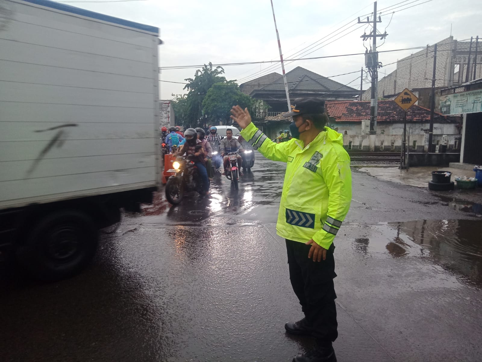 Polsek Asemrowo Gelar Patroli Rutin di Tambak Mayor Antisipasi Kemacetan