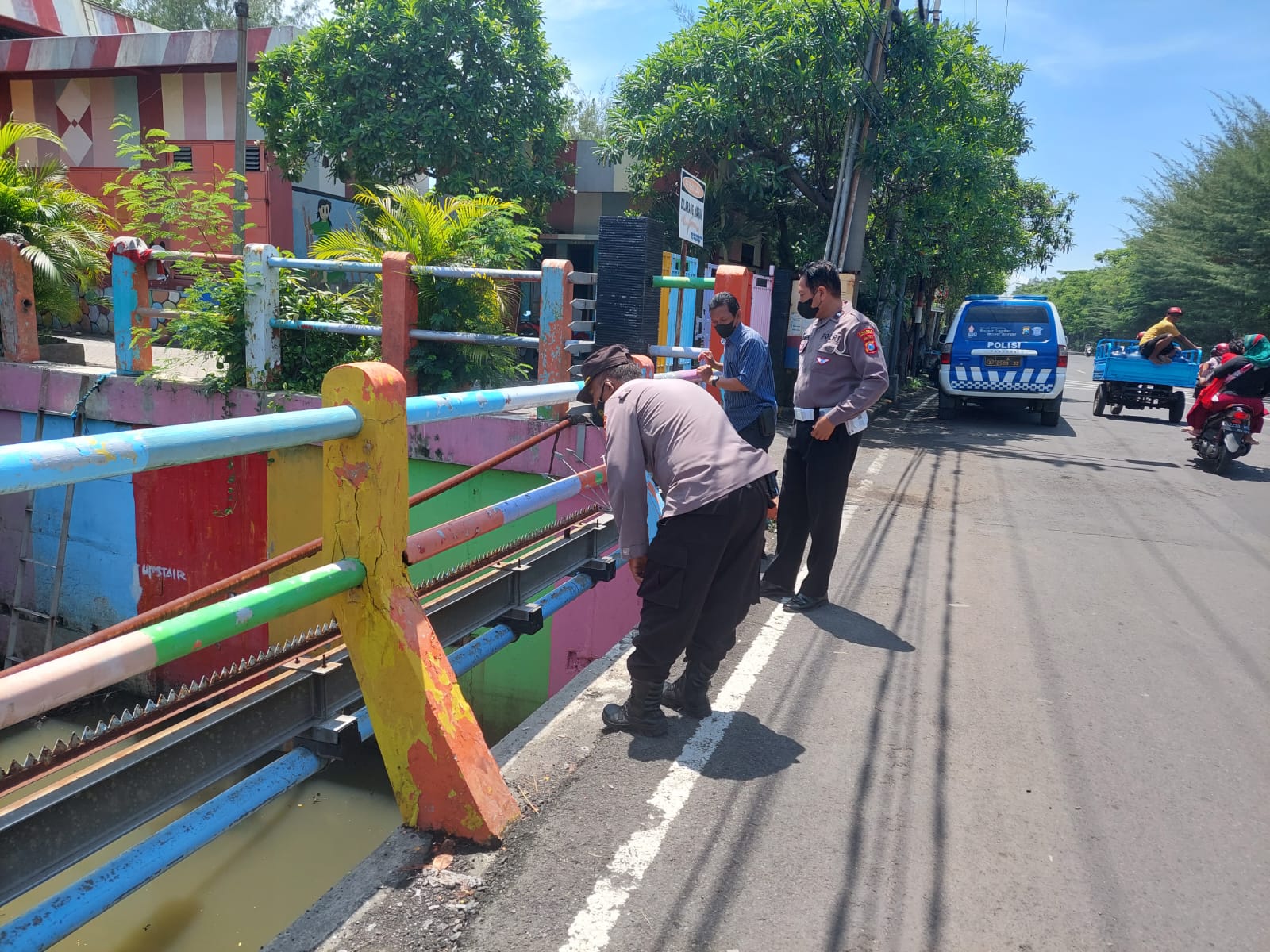 Polsek Kenjeran Lakukan Pemeriksaan Pintu Air THP, Waspada Adanya Potensi Banjir
