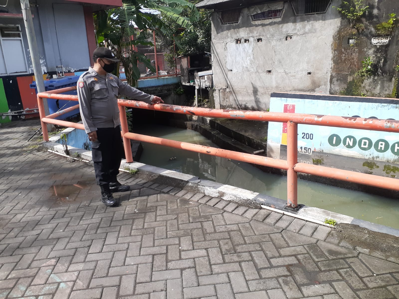 Polsek Krembangan Cek Debit Air Pompa Jalan Tanjung Sadari, Terpantau Dalam Keadan Normal
