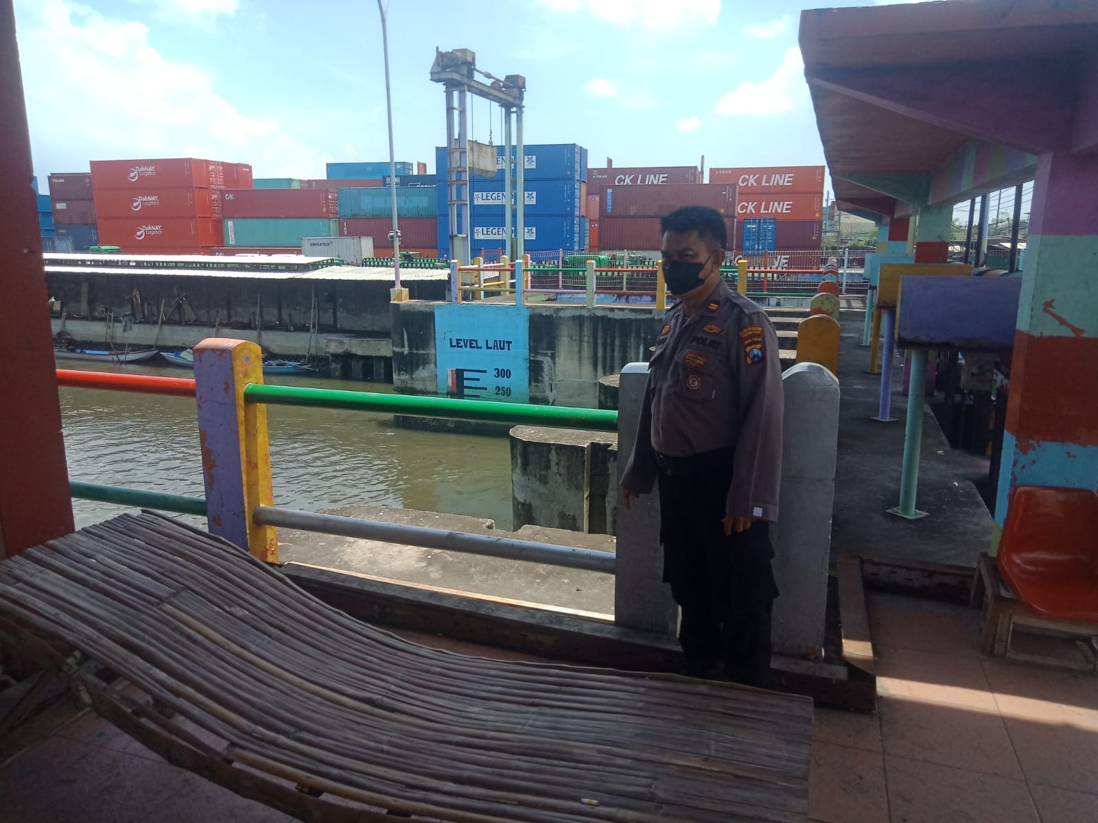 Polsek Asemrowo Cek Ketinggian Debit Air di Pintu Air Balong II, Terpantau Masih Dalam Batas Aman