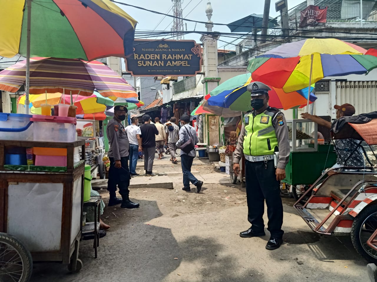 Polsek Semampir Pantau Kondisi Harkamtibmas di Depan Wisata Religi Ampel, Pastikan Situasi Aman Terkendali