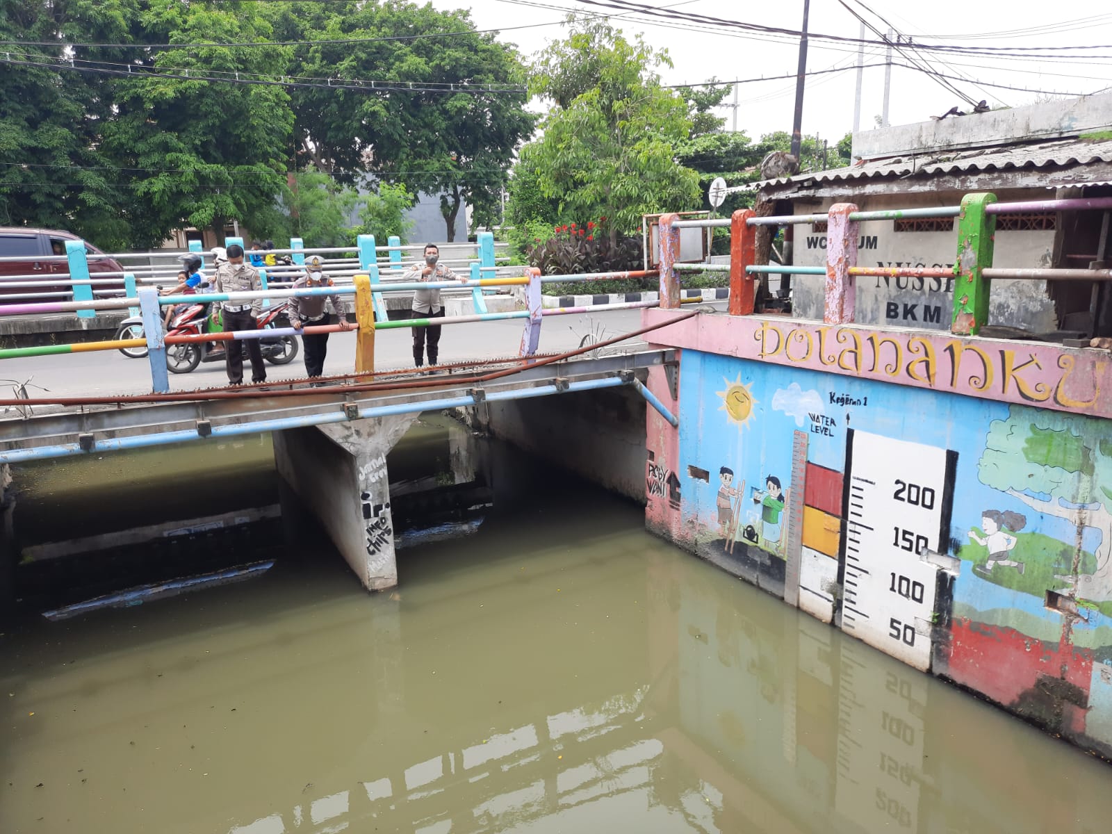 Polsek Kenjeran Cek Debit Pintu Air Kejawan, Waspada Adanya Kenaikan Air