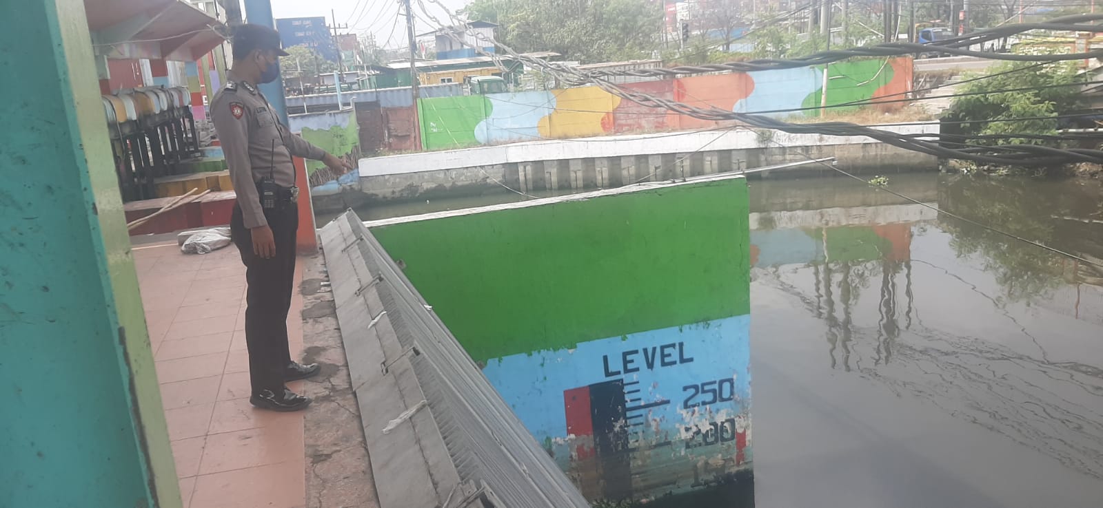 Polsek Asemrowo Lakukan Pengecekan Ketinggian Debit Air Sungai, Antisipasi Adanya Potensi Bencana Banjir