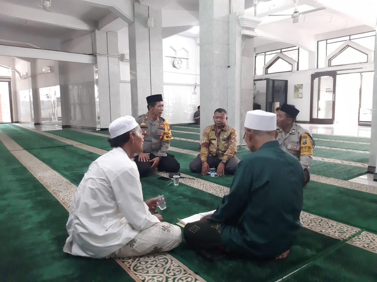 Personil Polsek Krembangan Sampaikan Pesan Kamtibmas Kepada Masyarakat Seusai Kegiatan Sholat Jumat