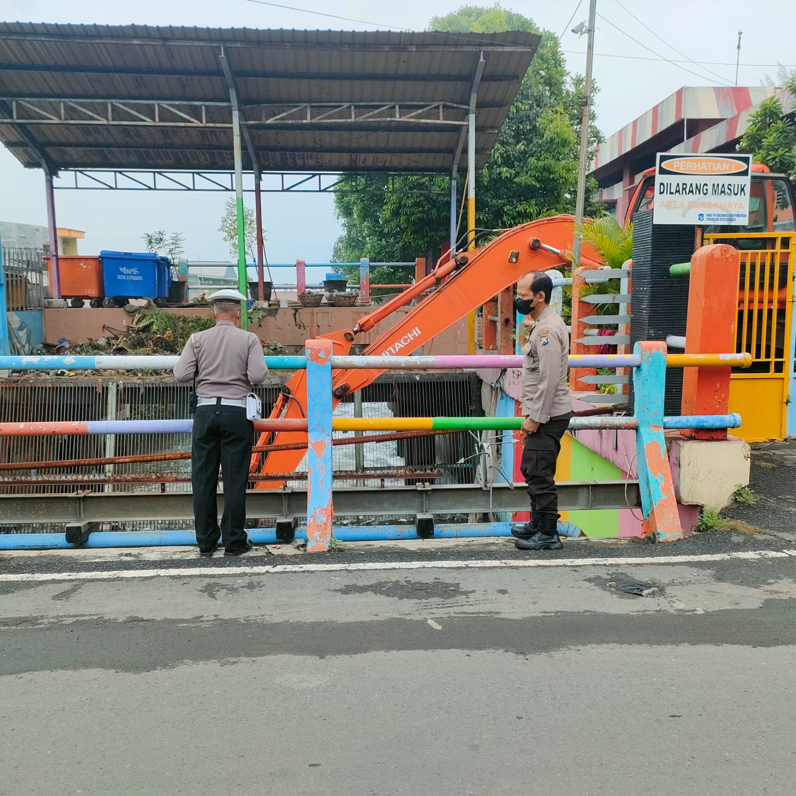 Personil Polsek Kenjeran Waspada Adanya Potensi Banjir Melalui Pengecekan Debit Air Sungai Rutin