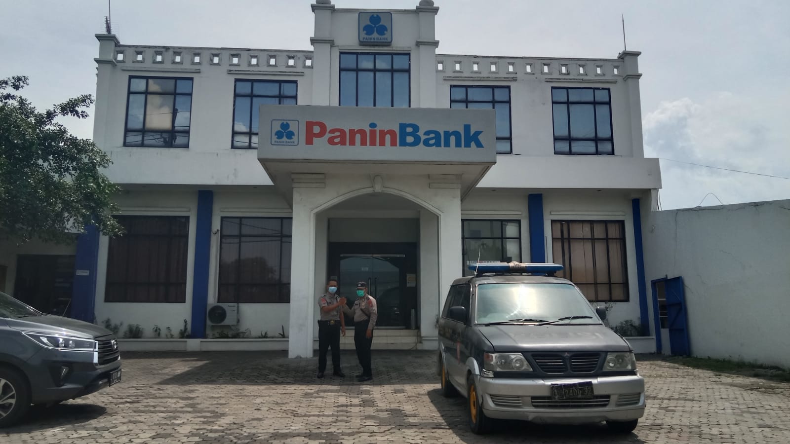 Polsek Asemrowo Laksanakan Patroli 3C di Bank Panin, Ingatkan Nasabah Untuk Selalu Waspada