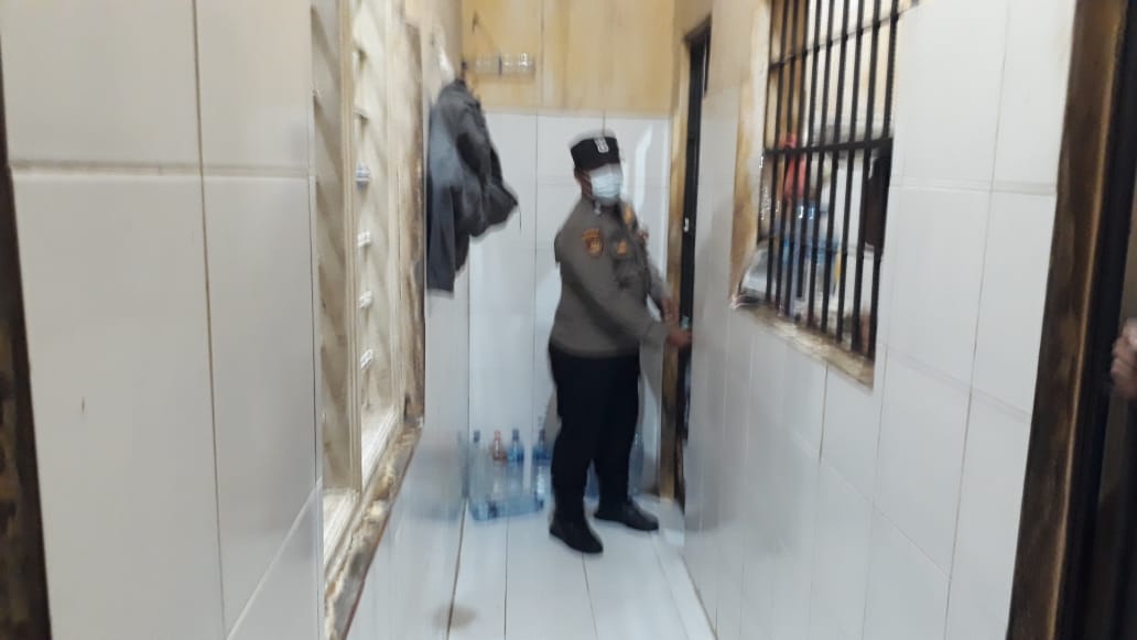 Polsek Asemrowo Lakukan Pengecekan Tahanan, Antisipasi Adanya Barang Terlarang