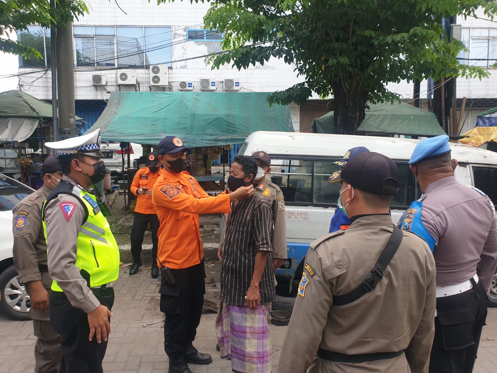 Polres Pelabuhan Tanjung Perak Gelar Operasi Masker, Ingatkan Masyarakat Untuk Selalu Patuhi Protokol Kesehatan Sekaligus Bagikan Masker Gratis