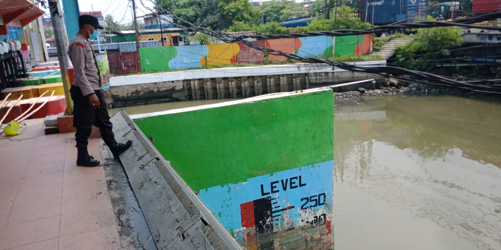 Personil Polsek Asemrowo Deteksi Adanya Potensi Banjir Melalui Pengecekan di Pintu Air