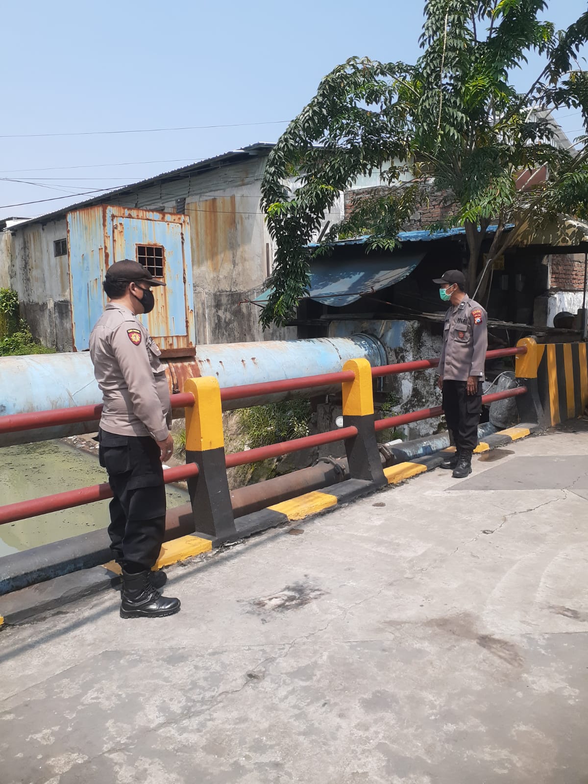 Polsek Krembangan Antisipasi Adanya Potensi Banjir Melalui Pengecekan Debit Air Rutin
