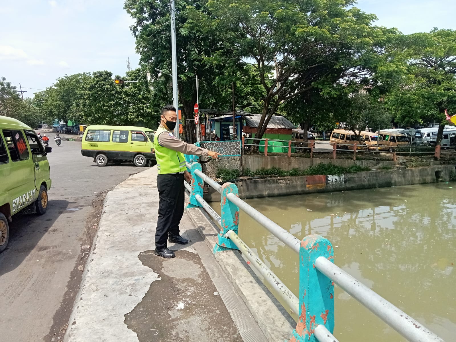 Polsek Pabean Cantikan Cek Ketinggian Debit Air Sungai Kalimas, Waspada Adanya Potensi Banjir