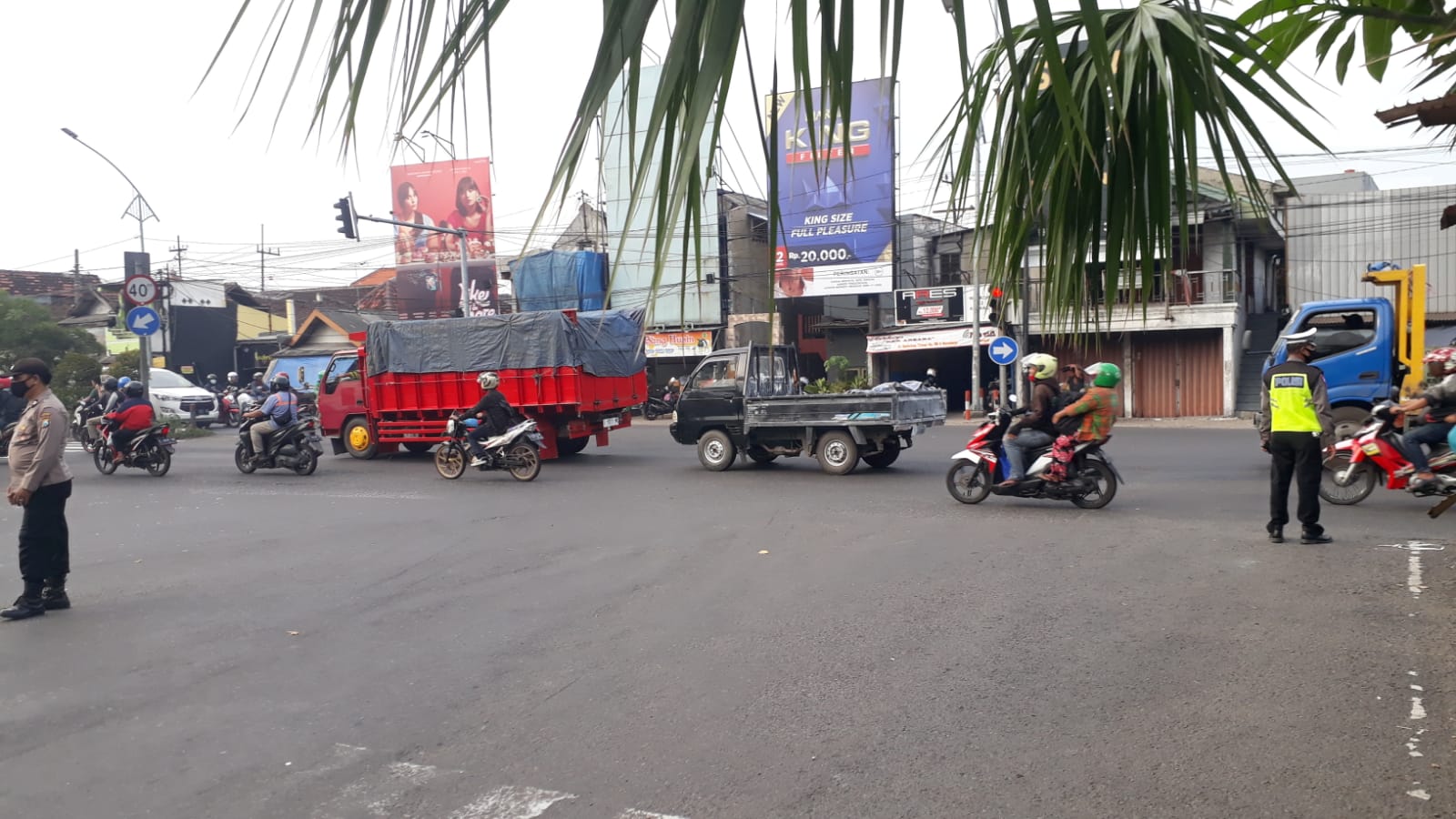 Polsek Krembangan Lakukan Pemantauan Arus Lalu Lintas Sore, Antisipasi Adanya Kemacetan