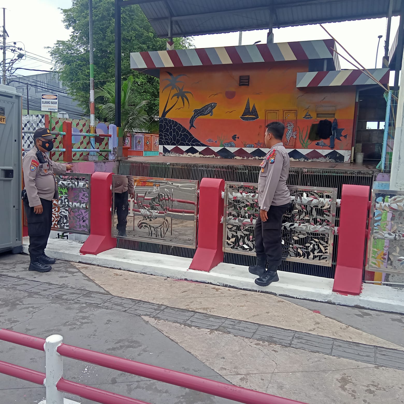 Polsek Kenjeran Cek Ketinggian Debit Air Sungai, Antisipasi Adanya Potensi Bencana Banjir