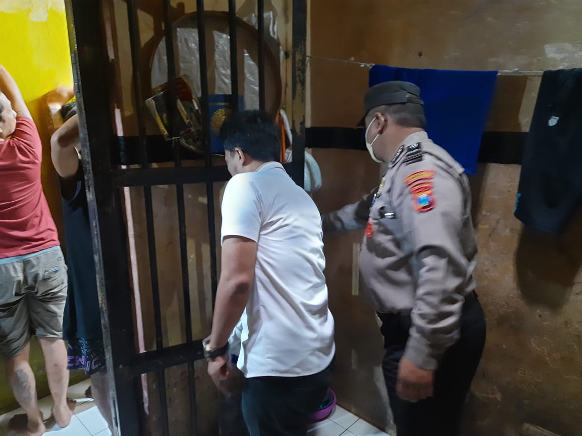 Polsek Semampir Lakukan Pengecekan Ruang Tahanan, Waspada Adanya Barang Terlarang