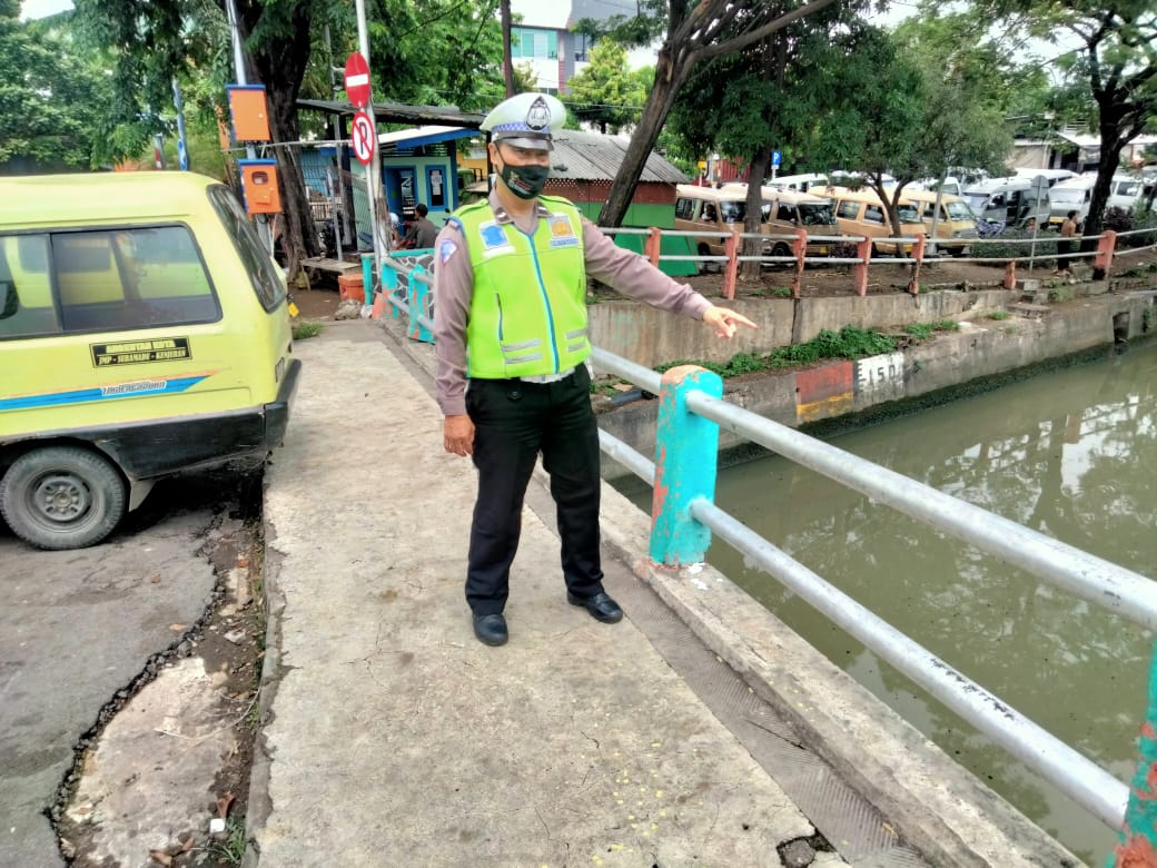 Pemeriksaan Ketinggian Debit Air Sungai Rutin Dilaksanakan Polsek Pabean Cantikan, Waspada Adanya Potensi Banjir