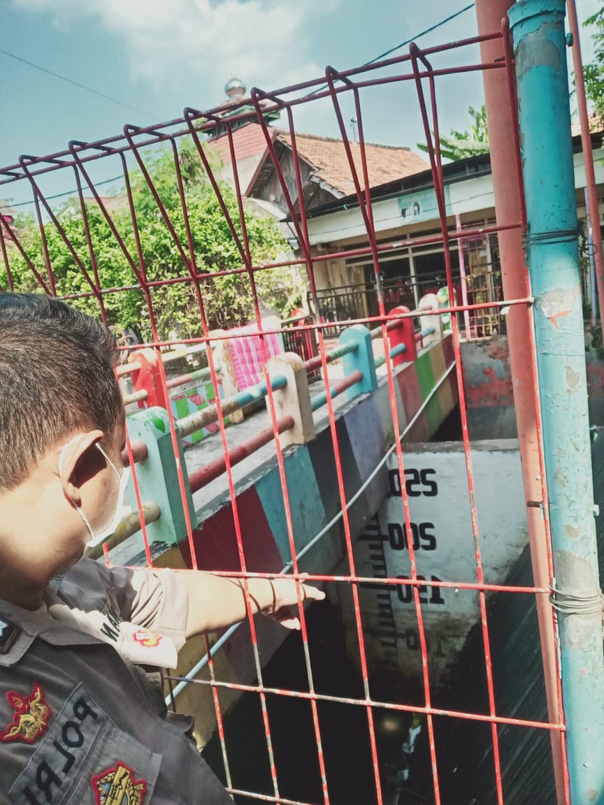 Polsek Krembangan Pantau Debit air Sungai Waspada Potensi Banjir