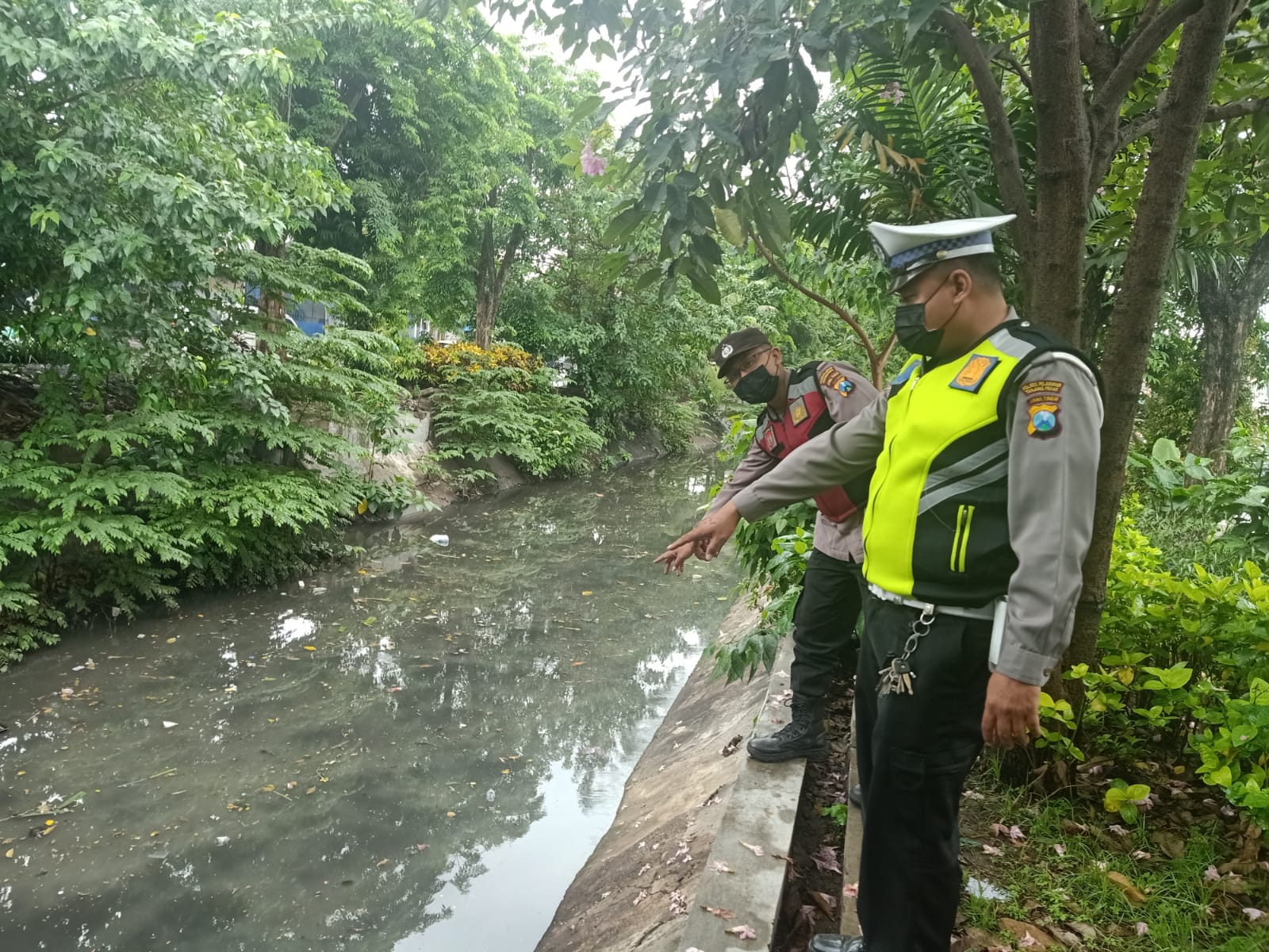 Polsek Semampir Cek Ketinggian Debit air Sungai, Waspada Adanya Potensi Banjir