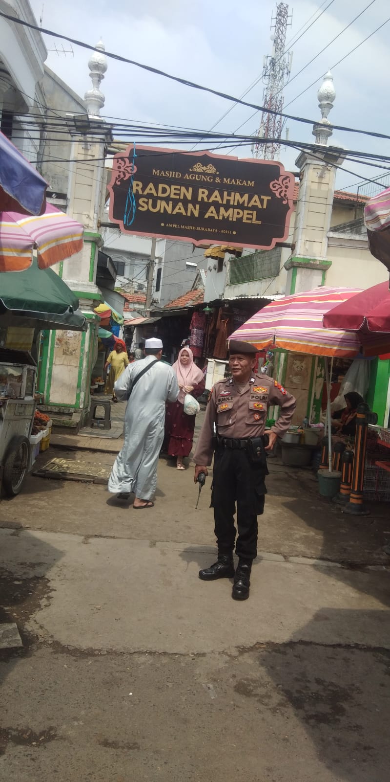 Polsek Semampir Lakukan Patroli Keamanan di Tempat Wisata Ampel, Ingatkan Peziarah Untuk Selalu Waspada