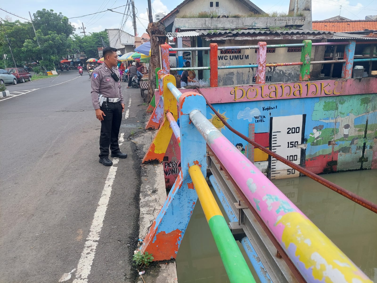 Polsek Kenjeran Cek Debit Air Sungai Waspada Potensi Banjir
