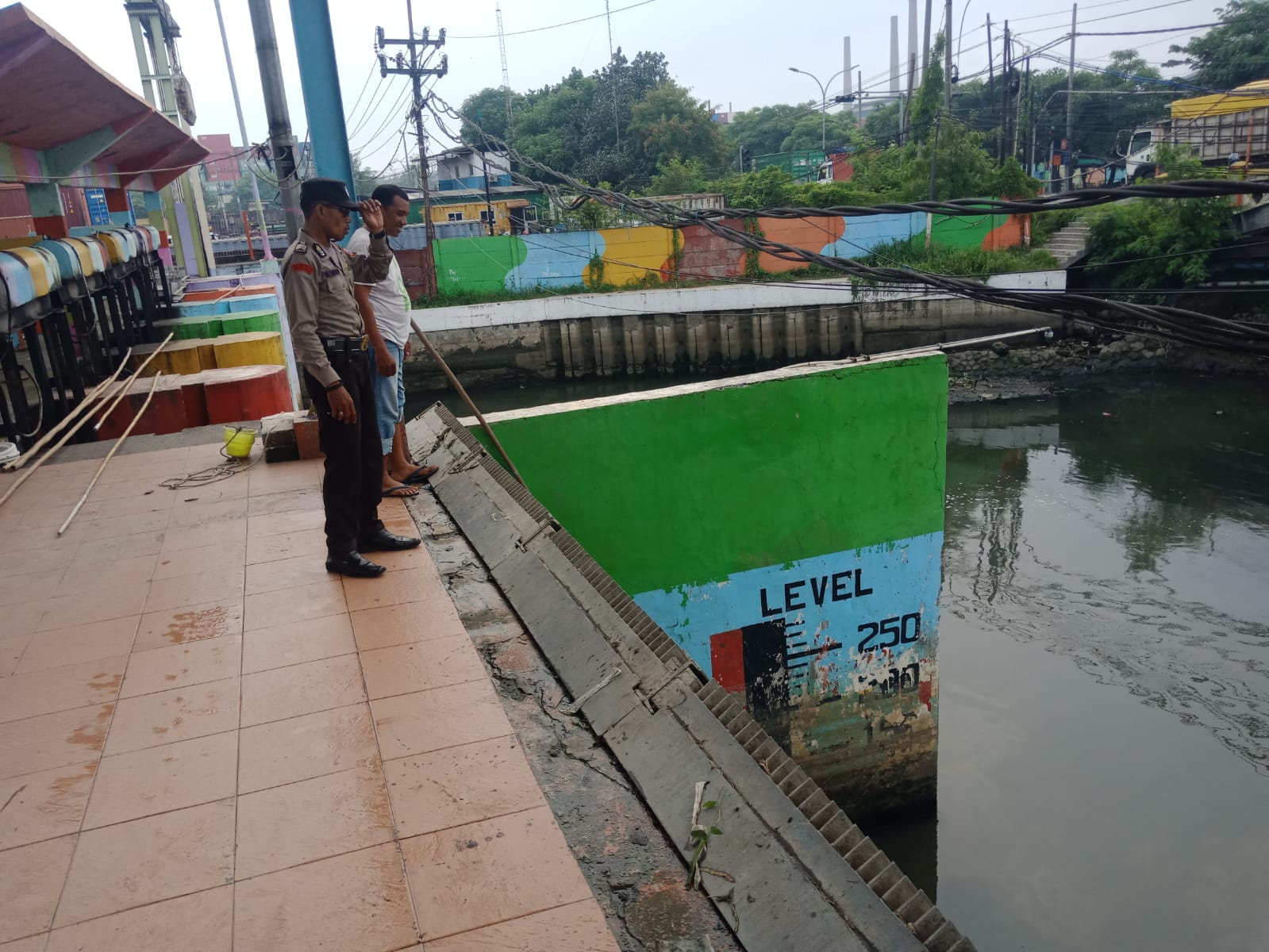 Polsek Asemrowo Cek Debit Air Sungai Waspada Adanya Potensi Banjir