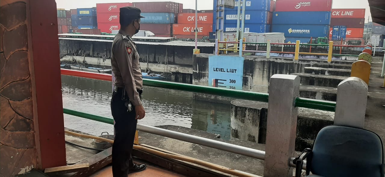 Polsek Asemrowo Cek Ketinggian Debit Air Sungai, Terpantau Dalam Batas Normal