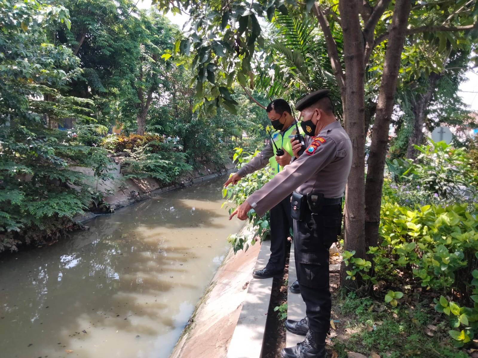 Polsek Semampir Cek Debit Air Sungai Berkala, Waspada Potensi Banjir
