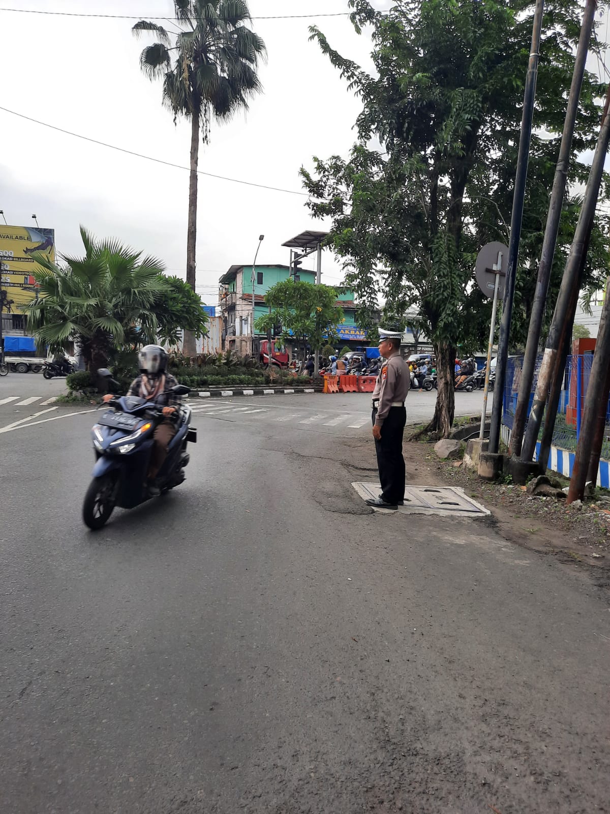 Polsek Kenjeran Laksanakan Pemantauan Arus Lalu Lintas Mbah Ratu, Terpantau Dalam Kondisi Lancar