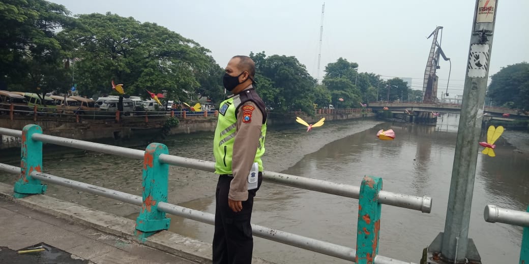 Polsek Pabean Cantikan Pantau Ketinggian Debit Air Sungai Kalimas, Terpantau Dalam Batas Normal