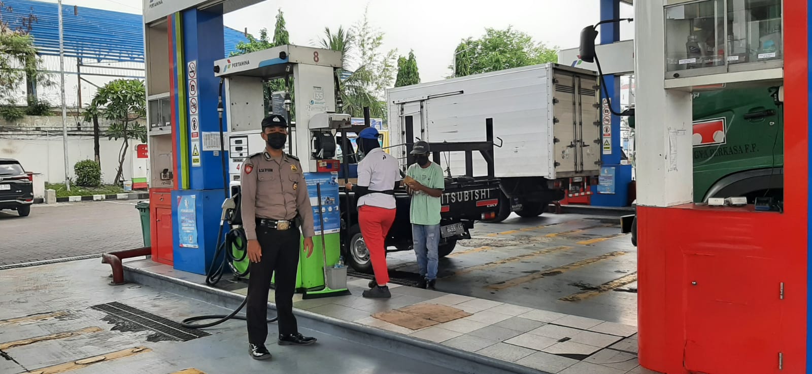 Cek Kondisi SPBU Margomulyo, Personil Polsek Asemrowo Pastikan Tidak Ada Tindak Kerawanan