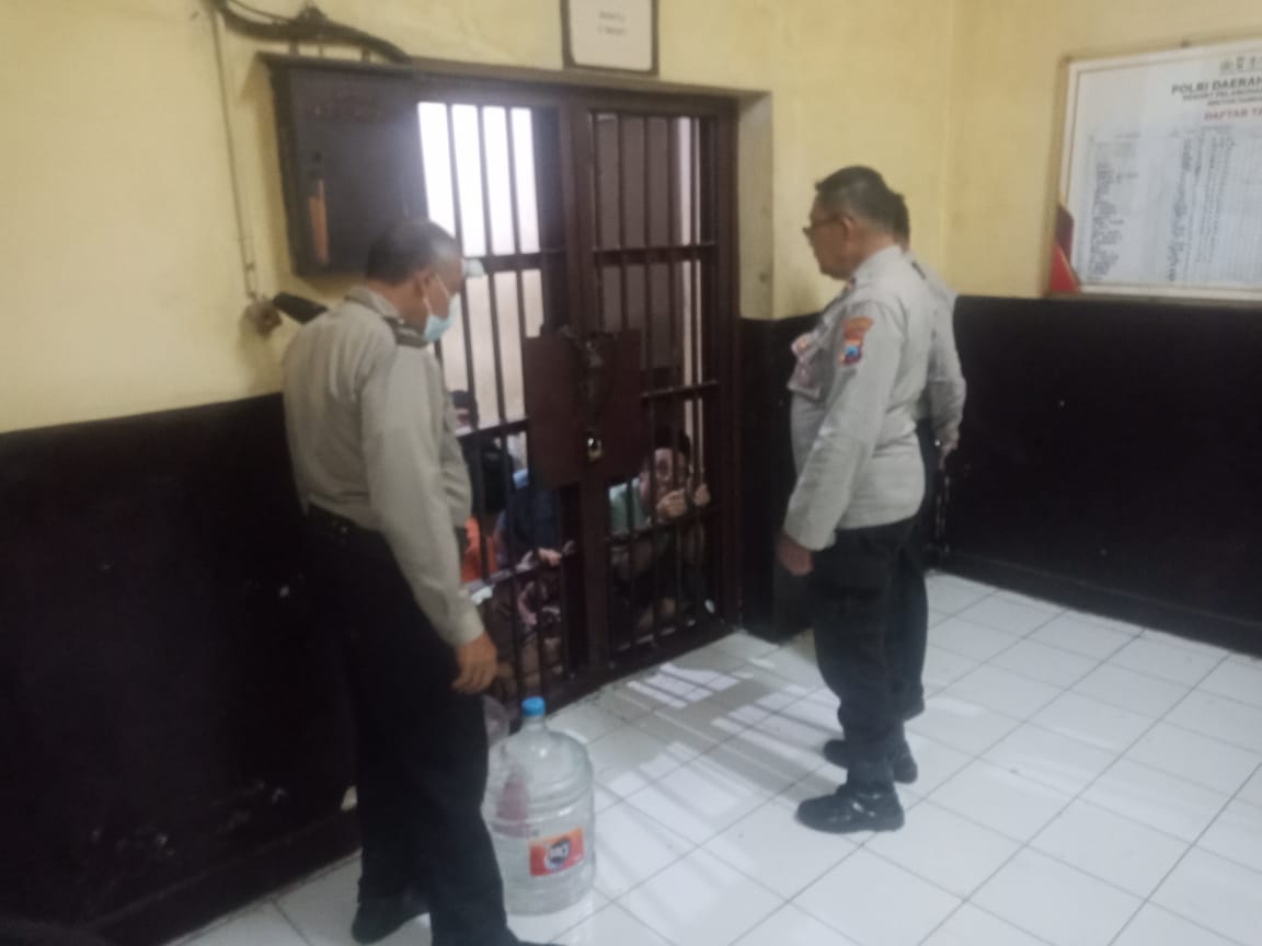 Polsek Pabean Cantikan Cek Kondisi Ruang Tahanan, Terpantau Dalam Kondisi Sehat