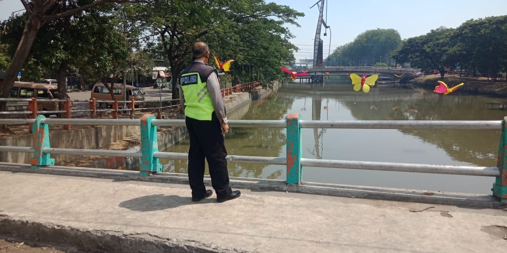 Polsek Pabean Cantikan Cek Ketinggian Debit Air Sungai Kalimas, Terpantau Aman Tidak Ada Kenaikan